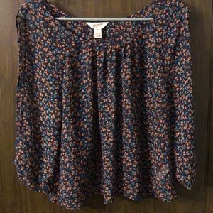 Floral. Open sleeve blouse.